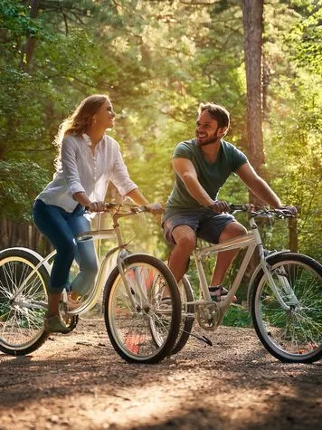 Firefly Pärchen das im Wald zusammen fahrrad fährt